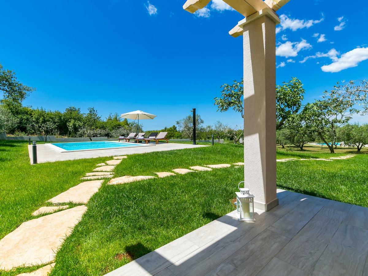 Apartment Pool Premium